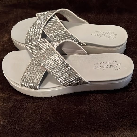 ❤️❤️PRICE DROP❤️❤️NWOT-🌷SKETCHERS LUXE FOAM SANDALS. Silver Sparkle Rhinestone - Picture 2 of 8